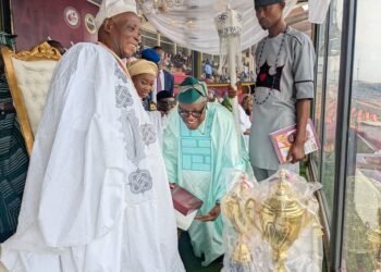 •Dr. Adeniran (middle) paying homage to Oba Rashidi Ladoja (left) at a recent event