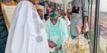 •Dr. Adeniran (middle) paying homage to Oba Rashidi Ladoja (left) at a recent event